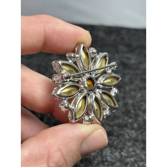 VINTAGE SILVERTONE CRYSTALS FLORAL BROOCH PIN with clip on earrings - Picture 3 of 13